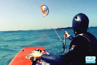  Kitesurf kile y tabla en entrenamiento en St Malo 